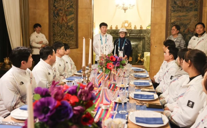 지난 밀라노·코르티나 동계올림픽 당시 코리아하우스 만찬에 초대된 영양사·조리사들에게 인사하는 대한체육회 유승민 회장(사진 가운데). 유 회장 SNS 게시물 캡처