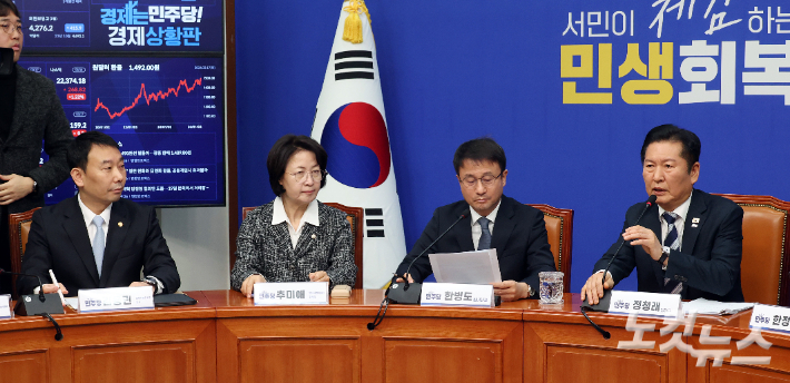 더불어민주당 정청래 대표가 17일 서울 여의도 국회에서 검찰개혁 관련 긴급 기자회견을 하고 있다. 윤창원 기자