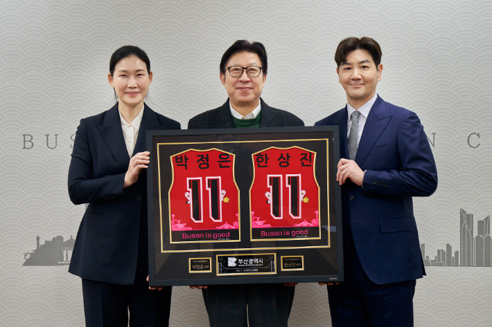 한상진 배우와 박정은 BNK썸 감독 부부가 부산시 미디어 소통 홍보대사로 위촉됐다. 