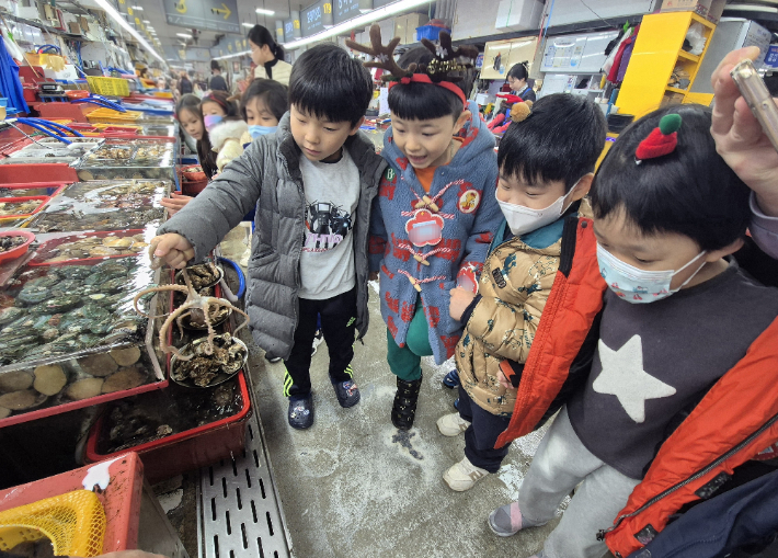 부산시설공단이 어린이 대상 체험 프로그램 '자갈치 마켓 탐험대'를 운영한다. 부산시설공단 제공