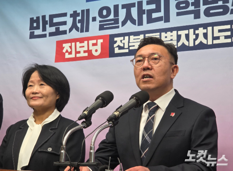 백승재 진보당 군산시지역위원장이 17일 전북도의회에서 기자회견을 열어 전북도지사 출마를 선언하고 있다. 최명국 기자