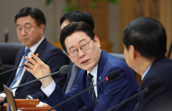 이재명 대통령이 17일 정부세종청사에서 열린 국무회의에서 구윤철 부총리 겸 재정경제부 장관과 대화하고 있다. 연합뉴스