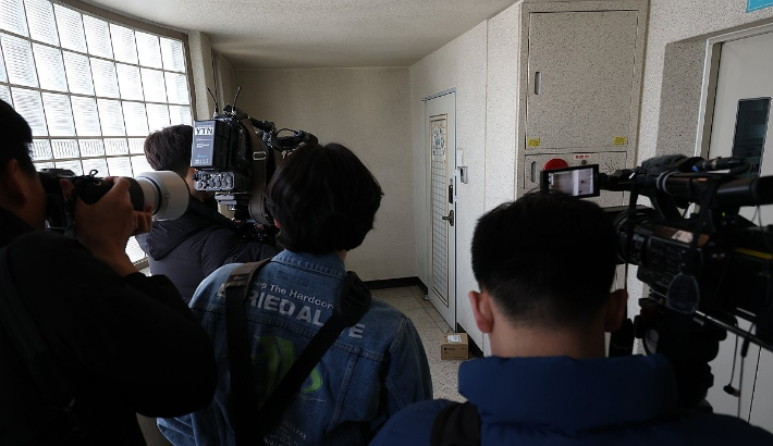 2차 종합특검팀이 '관저 이전 의혹'과 관련해 국민의힘 윤한홍 의원에 대한 압수수색에 나선 16일 서울 강남구 윤 의원 자택 앞에 취재진이 있다. 연합뉴스