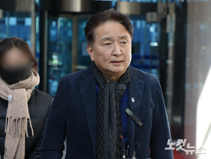 충북경찰청에서 조사를 받고 나온 김영환 충북지사. 임성민 기자