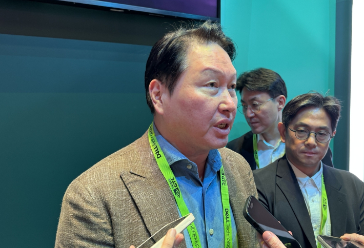 최태원 SK그룹 회장이 16일(현지시간) 미국 캘리포니아주 새너제이 컨벤션센터에서 열린 엔비디아 연례 개발자회의 'GTC 2026' 전시장에서 기자들의 질문에 답하고 있다. 연합뉴스