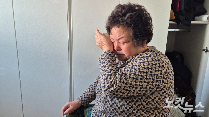 16일 찾은 경북 안동시 임하면 신덕1리의 임시주택에 거주 중인 김갑수(75) 씨가 지난해 산불로 잃어버린 집을 회상하며 눈물을 보였다. 정진원 기자