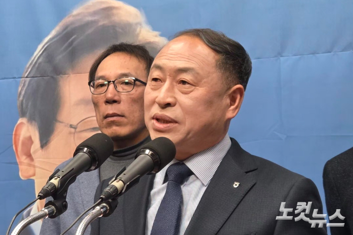 민주당 한득수 임실군수 출마 예정자가 17일 전북도의회에서 기자회견을 하고 있다. 최명국 기자