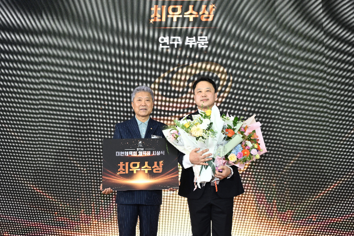 동국대학교 WISE캠퍼스 김석규 교수가 제72회 대한체육회 체육상 연구부문에서 최우수상을 수상했다. 동국대 제공