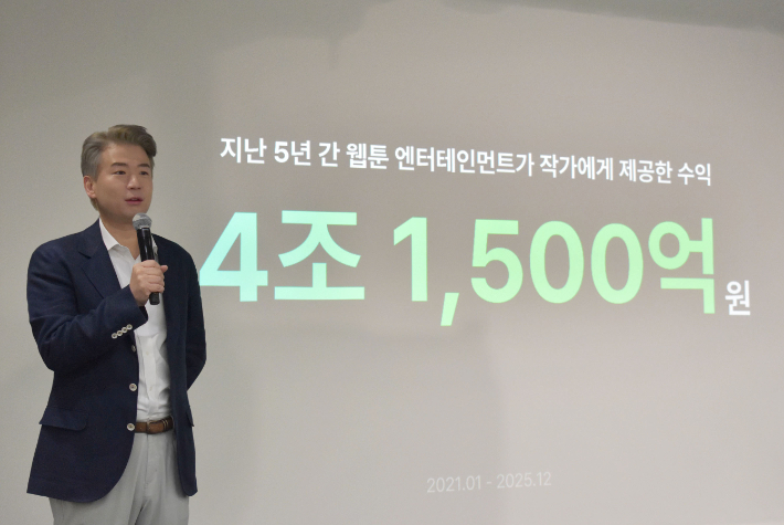 김용수 웹툰 엔터테인먼트 프레지던트가 17일 서울 강남구 역삼동 네이버스크웨어 역삼에서 열린 기자간담회에서 창작자와 함게 성장해 온 네이버웹툰에 대해 설명하고 있다. 네이버웹툰 제공