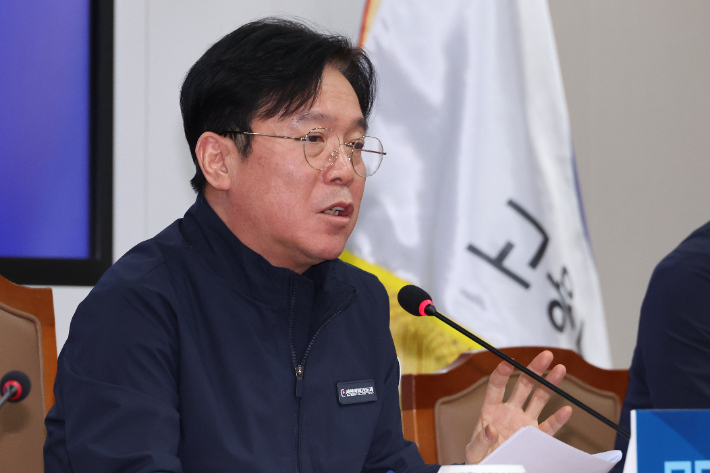 김영훈 고용노동부 장관이 16일 세종시 정부세종청사에서 열린 '산업안전 강화 기관장 회의'를 주재하고 있다. 연합뉴스