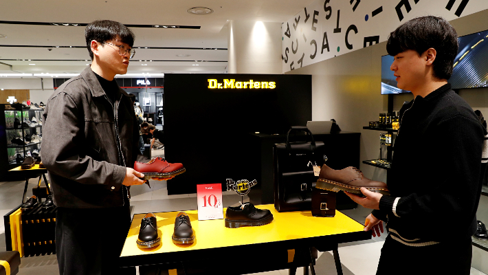 광주신세계 플레이 스팟 닥터 마틴 매장에서 직원이 고객에게 상품을 설명하고 있다. 광주신세계 제공