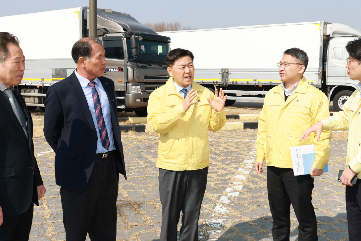 17일 전북 전주 화물차 공영차고지에서 김관영 도지사가 화물자동차 협회 회원들의 애로사항을 청취하며 현장 간담회를 갖고 있다. 전북도 제공