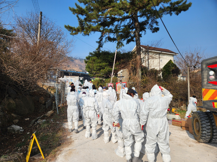 ASF 긴급 방역. 경남도청 제공 