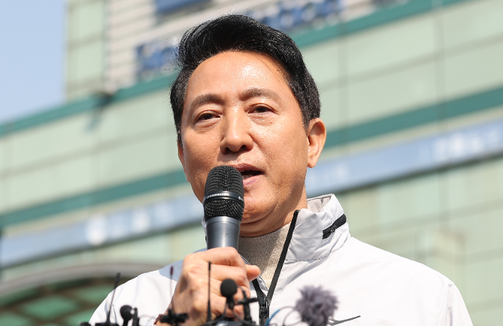 오세훈 서울시장이 17일 서울 영등포구 신길역세권 장기전세주택 건립현장 인근에서 주택 활성화 방안 발표를 마치고 취재진 질문에 답하고 있다. 연합뉴스