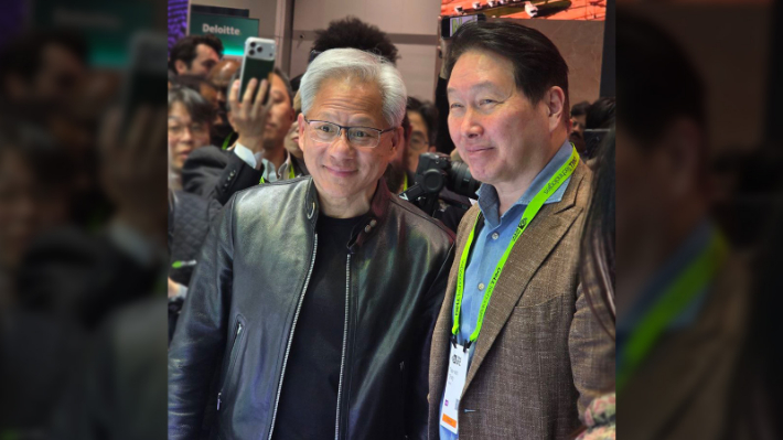 SK하이닉스 전시 부스를 찾은 엔비디아 젠슨 황 CEO(가운데 왼쪽)와 SK그룹 최태원 회장(가운데 오른쪽). SK하이닉스 제공