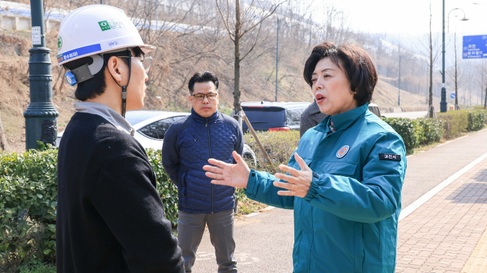 지정타 현안 점검을 하고 있는 신계용 과천시장 모습. 과천시 제공