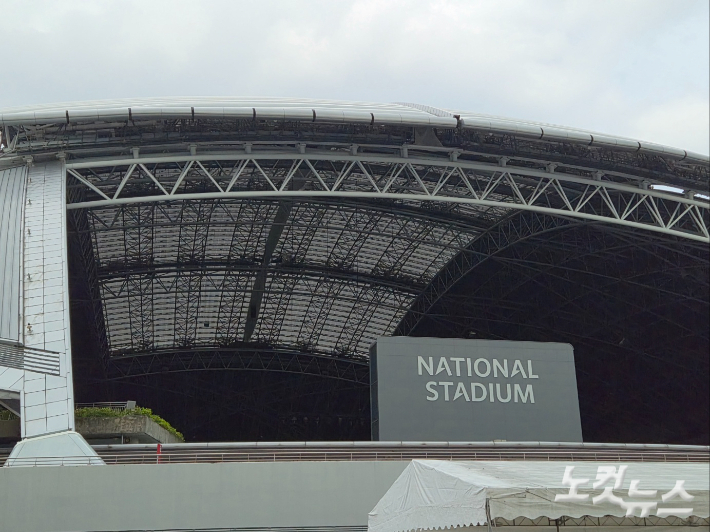 싱가포르 '내셔널 스타디움'의 돔 지붕. 거대 돔 지붕을 유지하는 데는 필연적으로 적지 않은 비용이 든다. 김정남 기자