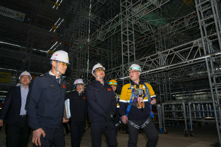 지난 16일 HD현대삼호 김재을 사장과 최민철 전남소방본부장이 회사 안벽에서 건조 중인 LNG운반선에 승선해 작업 현장을 둘러보고 있다. HD현대삼호 제공