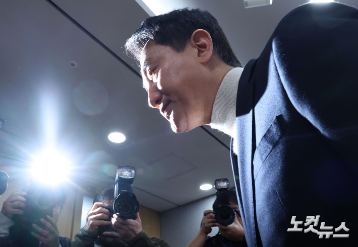 오세훈 서울시장이 6·3지방선거 국민의힘 서울시장 후보자 추가 공천 접수 마감일인 17일 오후 서울시청 브리핑룸에서 공천 신청과 관련한 입장을 밝힌 후 이동하고 있다.