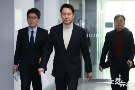 오세훈 서울시장이 6·3지방선거 국민의힘 서울시장 후보자 추가 공천 접수 마감일인 17일 오후 서울시청 브리핑룸에서 공천 신청과 관련한 입장을 밝히고 있다.
