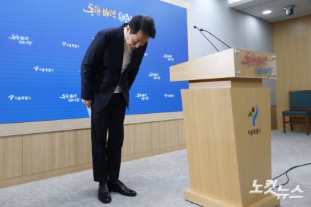 오세훈 서울시장이 6·3지방선거 국민의힘 서울시장 후보자 추가 공천 접수 마감일인 17일 오후 서울시청 브리핑룸에서 공천 신청과 관련한 입장을 밝힌 후 인사하고 있다.