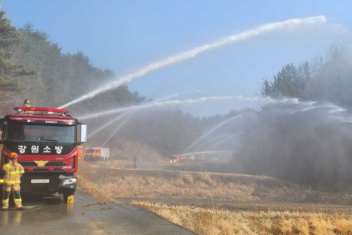 강원특별자치도소방본부는 17일 양양군 월리 전원주택단지 인근에서 동해안 대형산불 대비·대응 실제 동원훈련을 실시했다. 강원소방본부 제공