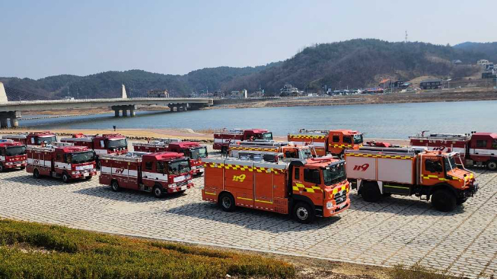 강원특별자치도소방본부는 17일 양양군 월리 전원주택단지 인근에서 동해안 대형산불 대비·대응 실제 동원훈련을 실시했다. 강원소방본부 제공