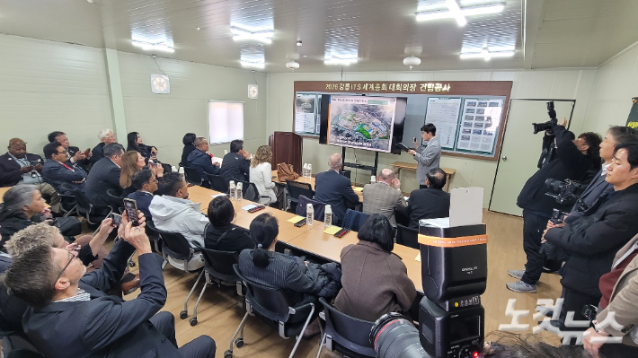 지능형교통체계(ITS) 세계총회 주요 의사결정 기구인 ITS 이사들과 학술 프로그램을 총괄하는 국제프로그램위원회(IPC) 위원들이 17일 강릉 총회가 열릴 컨벤션센터 공사 현장을 방문해 관계자들의 설명을 듣고 있다. 전영래 기자