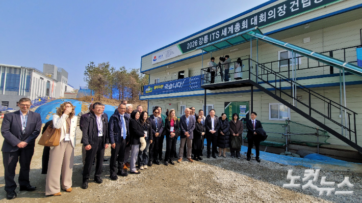 능형교통체계(ITS) 세계총회 주요 의사결정 기구인 ITS 이사들과 학술 프로그램을 총괄하는 국제프로그램위원회(IPC) 위원들이 17일 강릉 총회가 열릴 컨벤션센터 공사 현장을 방문해 관계자들의 설명을 듣고 있다. 전영래 기자