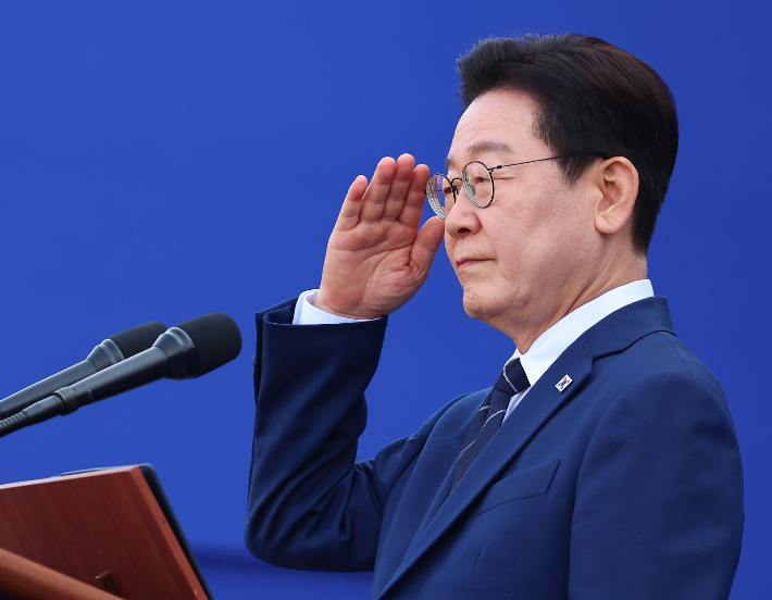 이재명 대통령이 17일 충남 아산 경찰대학에서 열린 2026년 신임 경찰 경위·경감 임용식에서 신임 경찰관들의 경례를 받고 있다. 연합뉴스