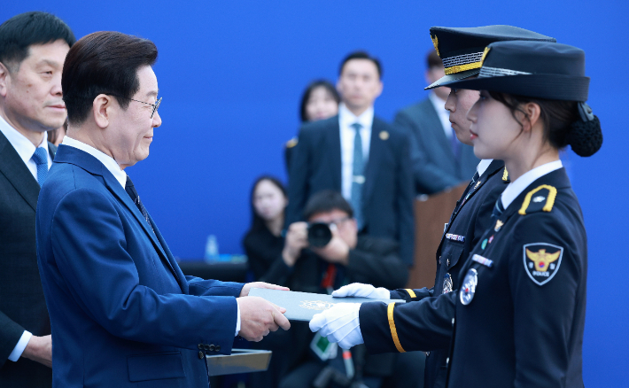 이재명 대통령이 17일 충남 아산 경찰대학에서 열린 2026년 신임 경찰 경위·경감 임용식에서 송민건 경위에게 대통령상을 수여하고 있다. 연합뉴스