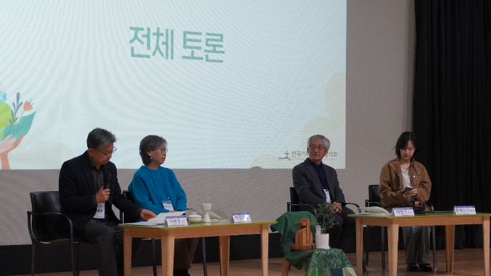 박경미 교수는 "진보·보수를 막론하고 '성장경제'가 한국 사회 전체가 숭배하는 우상이 되었다"며 "이 우상숭배가 기후위기를 심화시키는 핵심 구조임에도 다수가 여전히 '먹고사는 문제'를 이유로 근본 전환을 회피하고 있다"고 비판했다. NCCK 제공