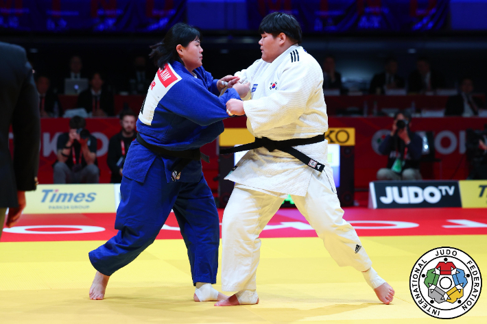 2025 IJF 도쿄그랜드슬램에서 맞붙은 이현지(오른쪽)와 김하윤. IJF 홈페이지 캡처