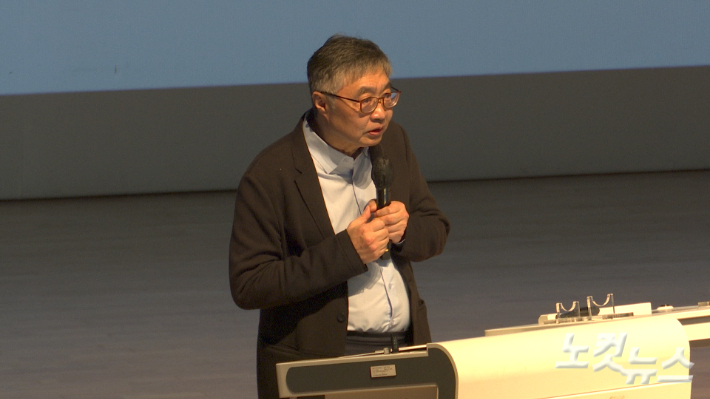 우석훈 박사가 '새로운 세대, 민주주의, 생태적 위기'를 주제로 강연하고 있다. 전남CBS