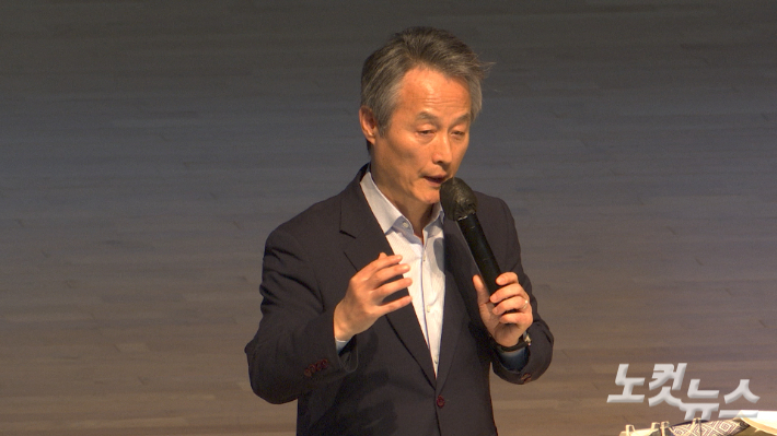 안병옥 서울대학 특임교수가 '생태학의 눈: 기후위기 딛고 뛰어넘기'를 주제로 강연하고 있다. 전남CBS