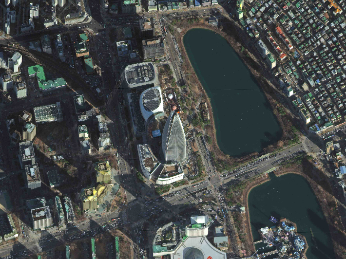 다목적실용위성 7호가 찍은 잠실 롯데타워 모습. 우주항공청 제공