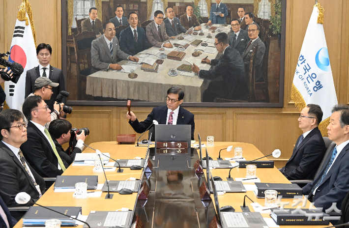 이창용 한국은행 총재가 서울 중구 한국은행 본관에서 열린 금융통화위원회 본회의에서 의사봉을 두드리고 있다. 사진공동취재단