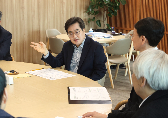 김동연 경기지사가 17일 경기도청에서 '민생·에너지 추경을 위한 긴급 전략회의'를 열어 관련 대책을 논의하는 모습. 경기도 제공