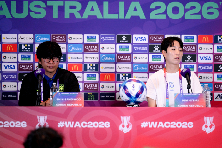 신상우 감독과 김혜리. AFC 제공