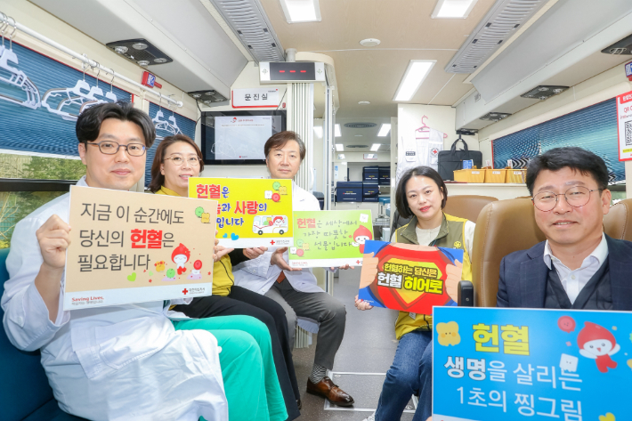 강릉아산병원은 17일 노사가 함께하는 헌혈 캠페인을 실시했다. 강릉아산병원 제공