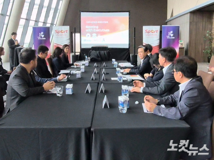 김태흠 충남지사와 충남도 관계자들이 지난 5일 싱가포르를 방문해 스포츠 싱가포르 경영진들을 만나 돔구장 운영 현황 등과 관련해 대화하고 있다. 김정남 기자