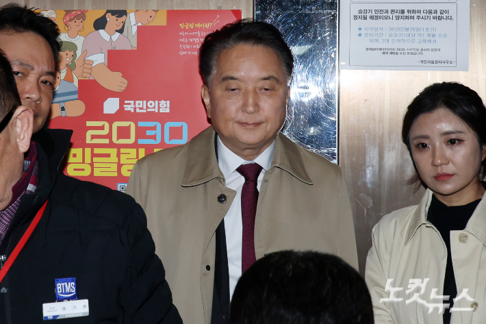 국민의힘 지방선거 공천관리위원회(공관위)로부터 컷오프(공천 배제) 통보를 받은 김영환 충북도지사가 17일 서울 여의도 중앙당사를 항의 방문하고 있다. 윤창원 기자