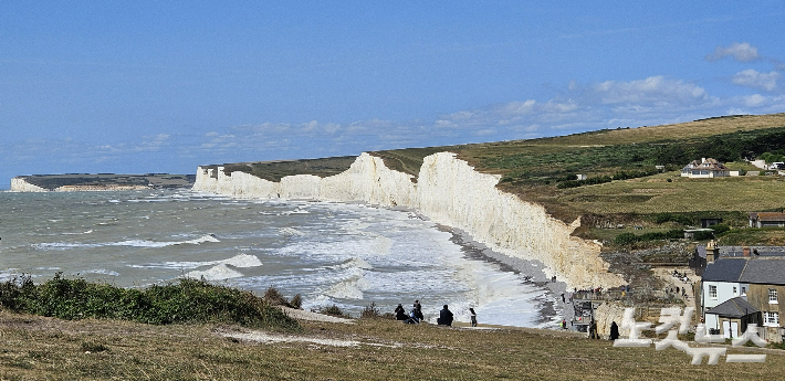 영국 남부 세븐 시스터즈 절벽. 파도는 매년 절벽을 조금씩 깎아낸다. 박종관 기자 