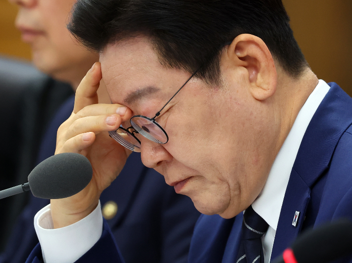 이재명 대통령이 17일 정부세종청사에서 열린 국무회의에서 자료를 보고 있다. 연합뉴스