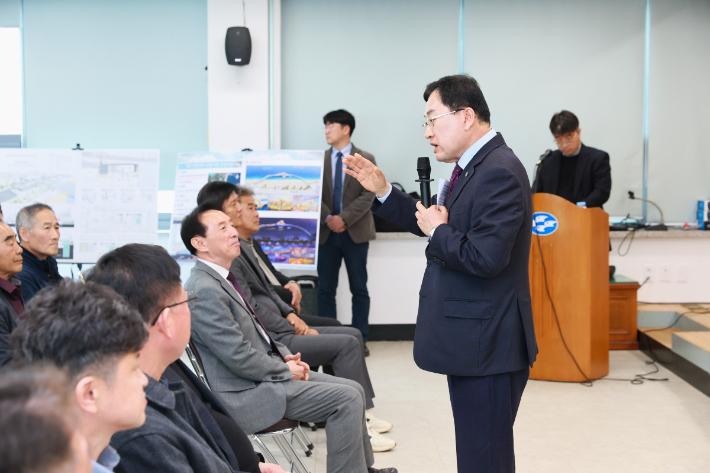 주낙영 경주시장이 해양레저관광거점 조성사업 주민설명회에서 사업 추진 계획을 설명하고 있다. 경주시 제공