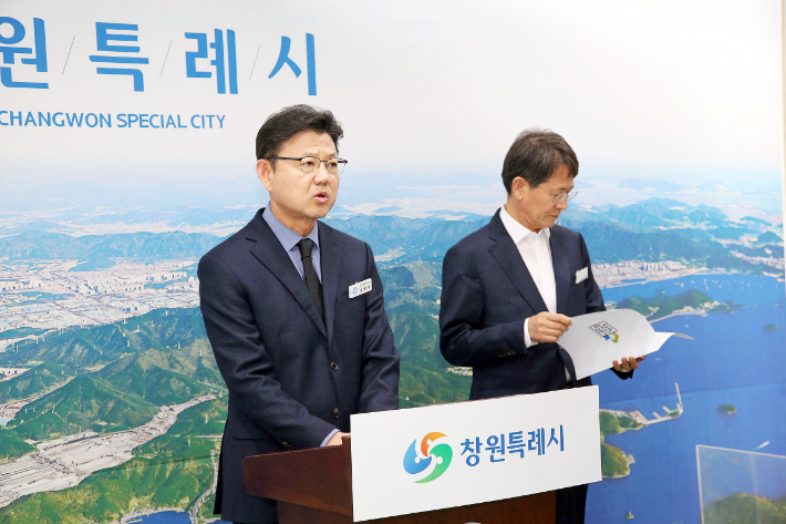 김만기 문화관광체육국장이 사고 1주기 추모행사에 대해 설명하고 있다. 창원시 제공 