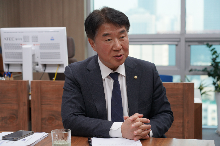 CBS노컷뉴스 취재진과 인터뷰하는 민주당 이기헌 의원. 의원실 제공