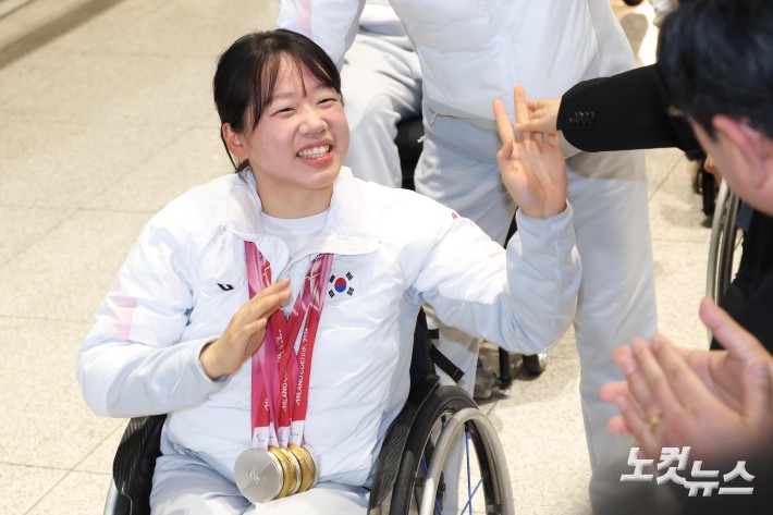 축하받는 김윤지