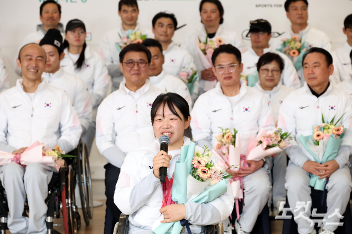 한국 여성 최초 동계패럴림픽 금메달을 포함해 5개의 메달을 목에 걸며 단일 대회 최다 메달 신기록을 세운 김윤지가 17일 인천국제공항 제2여객터미널에서 열린 환영식 및 해단식에서 MVP를 수상한 뒤 소감을 말하고 있다. 인천공항=박종민 기자