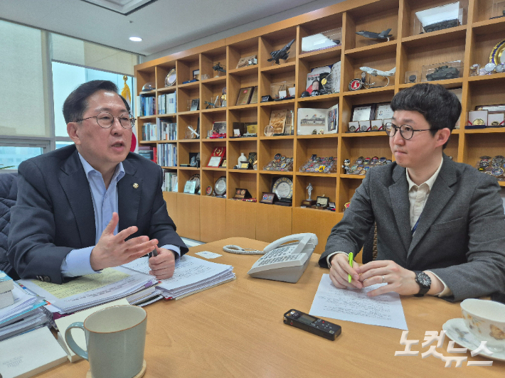 CBS노컷뉴스 취재진과 인터뷰하는 국민의힘 유용원 의원. 박희영 기자